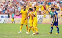 10 cầu thủ Sông Lam Nghệ An đá bại Thanh Hóa