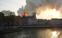 Thế giới chấn động trước hình ảnh Nhà thờ Đức Bà Paris bốc cháy