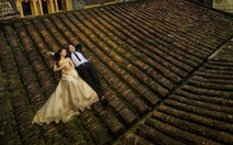 Nằm lên mái nhà cổ để chụp ảnh cưới tại Hội An