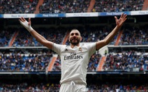 Benzema lập hat-trick giúp Real Madrid nuôi hi vọng...á quân