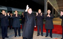 Ông Kim Jong Un đã đến Nga, được chào đón với 'hoa, bánh mì, và muối'