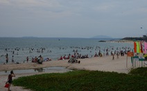 Thời tiết mát mẻ, du khách tấp nập đổ về biển Phan Thiết