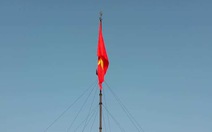 Thượng cờ 108m2 mừng ngày thống nhất non sông bên bờ sông Bến Hải
