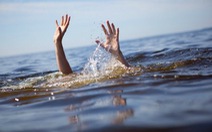 Thanh niên bơi ra cứu hai bạn bị lật xuồng, cả ba chết đuối