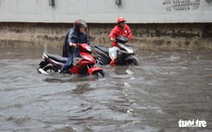 Người dân TP.HCM vật lộn trong mưa đầu mùa gây ngập nửa mét