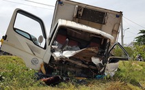 Dân cắt cabin cứu tài xế gãy chân, kẹt cứng sau va chạm với xe tải