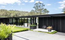 Nhà kính hiện đại nổi bật giữa những mảng xanh