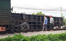 'Giải cứu' tàu hàng lật, thông đường sắt Thống Nhất sau 7 tiếng