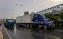 Xe container tông chết người qua đường, xa lộ Hà Nội kẹt cứng