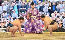 Người Nhật muốn ông Trump xem đấu Sumo phải ngồi xếp bằng