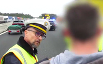 Cảnh sát Đức xử đẹp những tài xế dừng xe để chụp ảnh tai nạn