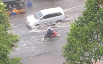 TP.HCM mưa diện rộng, nhiều tuyến đường ngập nước