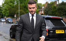 Beckham bị cấm lái xe 6 tháng vì vừa lái xe vừa điện thoại