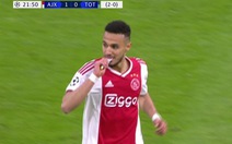Cầu thủ Ajax đang đá với Tottenham bỗng có 'hành động lạ'