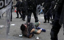 Hong Kong hỗn loạn, trấn áp gạch đá giữa cảnh sát và người biểu tình