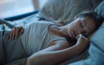 Bật tivi hoặc đèn trong khi ngủ, phụ nữ dễ bị tăng cân?