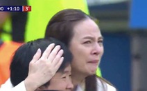 Video trưởng đoàn tuyển nữ Thái Lan bật khóc khi đội nhà ghi bàn