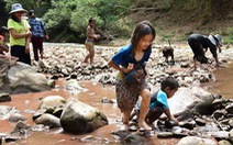 Ngôi trường dạy học sinh ra sông bắt cá, vào rừng sinh tồn