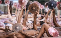 Khỏa thân biểu tình trước trụ sở Facebook phản đối kiểm duyệt khỏa thân