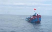 Cứu 4 phụ nữ và 2 trẻ em trên tàu cá bị chìm giữa biển Quảng Ngãi