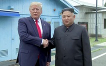 Ông Trump bước qua biên giới gặp chủ tịch Kim Jong Un