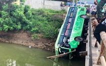 Xe khách lao xuống sông, một người chết, nhiều người bị thương