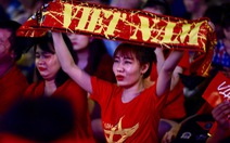 Đáng yêu hàng ngàn cổ động viên cổ vũ tuyển Việt Nam ở phố đi bộ Nguyễn Huệ