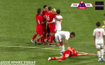 Video 2 cầu thủ U23 Thái thay nhau 'liên hoàn cước' vô cầu thủ U23 Singapore