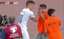Video ngôi sao tuyển Ý 'hờn dỗi' đá bóng trúng mặt chú bé lượm banh