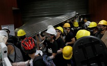 Người biểu tình Hong Kong chiếm Hội đồng lập pháp, đập phá đồ đạc