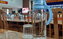 Quảng Nam: Bắt đầu dùng bình thủy tinh thay cho chai nhựa trong kỳ họp
