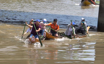 Video: Vui nhộn đua xuồng trên sông nước miền Tây