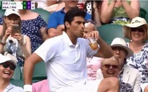 Khoảnh khắc siêu hài, Philippoussis 'cướp' ly trà đào của khán giả ở Wimbledon 2019