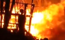 Video: Tàu cá cháy dữ dội trong đêm