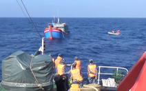 Video: Tàu cảnh sát biển cứu thành công 6 ngư dân từ Hoàng Sa về đất liền an toàn