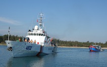 Cảnh sát biển ra Hoàng Sa cứu tàu cá trôi dạt nửa tháng