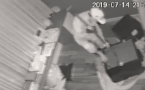 Video: Camera ghi hình kẻ trộm đang cạy két sắt nhà ca sĩ Nhật Kim Anh