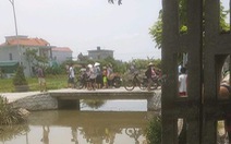 Lao xuống kênh khi đạp xe qua cầu, hai em nhỏ chết đuối thương tâm