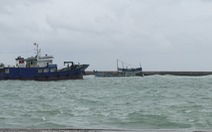 Tàu chở hàng chục tấn dầu không rõ nguồn gốc chìm ở cảng Phú Quý