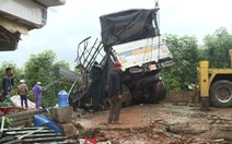 Xe tải đổ đèo đâm vào nhà dân
