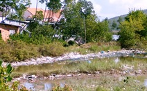 Một làng chài đẹp như tranh lại… ngập trong rác thải