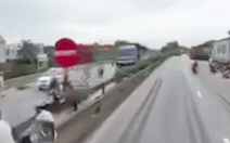 Video: Xem lại khoảnh khắc chiếc xe tải đâm vào hiện trường vụ tai nạn ở Hải Dương