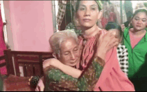 Video: Người mẹ già ngất xỉu khi hay chị Hon đã về đến nhà
