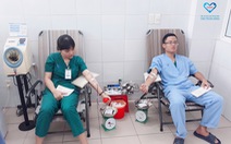 Nhân viên bệnh viện hiến máu cứu bệnh nhân