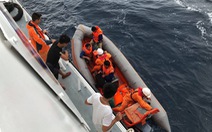 Ngư dân vừa thoát nạn lại theo tàu ra tìm 9 thuyền viên còn mất tích