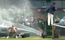 Vỡ ống nước khiến 2 tay vợt 'ướt như chuột lột' ở Wimbledon 2019