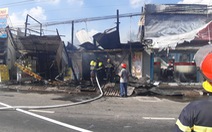 6 xe và 50 cảnh sát PCCC không cứu được 3 căn nhà mặt tiền cháy rụi