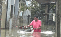 Video: Nhiều nơi ở Phú Quốc vẫn còn ngập sâu trong biển nước