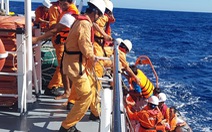 Cứu 6 ngư dân Quảng Bình bị nạn trên vùng biển Hoàng Sa