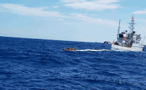 Video: Một tàu cá chìm xuống biển, 6 ngư dân nhanh chóng được ứng cứu